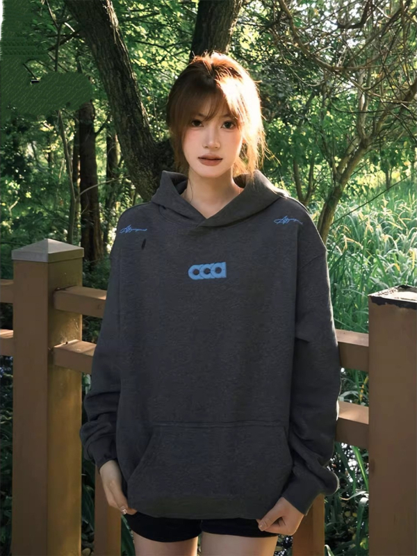 Kapucnis vastag poliészter pulóver 3D-s amerikai betűkkel hímzéssel, állig érő gallérral és cipzárral, patch zsebekkel, laza szabás