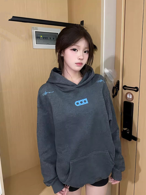 Kapucnis vastag poliészter pulóver 3D-s amerikai betűkkel hímzéssel, állig érő gallérral és cipzárral, patch zsebekkel, laza szabás