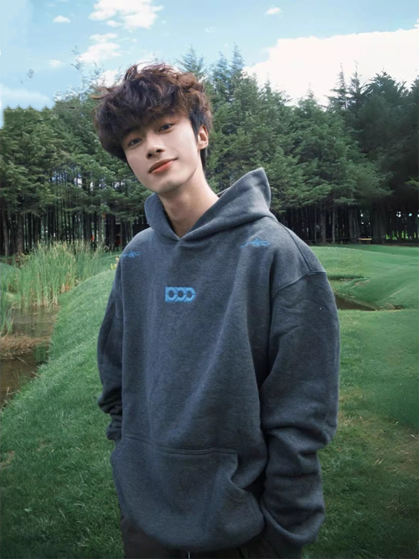 Kapucnis vastag poliészter pulóver 3D-s amerikai betűkkel hímzéssel, állig érő gallérral és cipzárral, patch zsebekkel, laza szabás