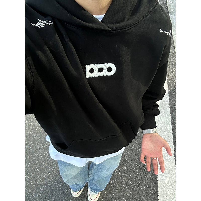 Kapucnis vastag poliészter pulóver 3D-s amerikai betűkkel hímzéssel, állig érő gallérral és cipzárral, patch zsebekkel, laza szabás