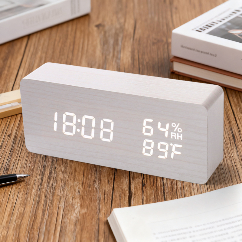 LED-es fa asztali óra hőmérővel, páratartalom-méréssel, örök naptárral, világidővel és ébresztővel