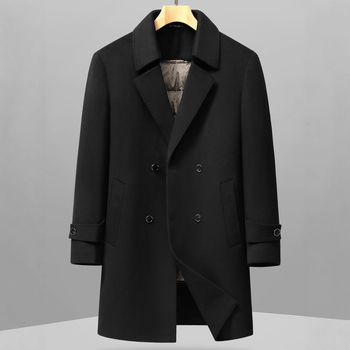 Gyapjúból készült középméretű kabát tollal bélelt belsővel, lazított szabású, egysoros gombolás, tél 2025