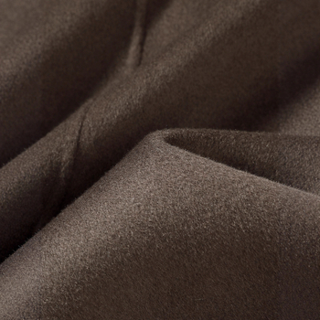 Gyapjúból készült középméretű kabát tollal bélelt belsővel, lazított szabású, egysoros gombolás, tél 2025