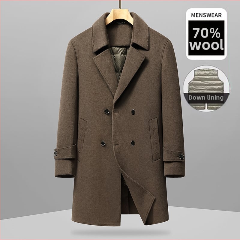 Gyapjúból készült középméretű kabát tollal bélelt belsővel, lazított szabású, egysoros gombolás, tél 2025