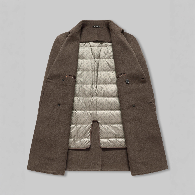 Gyapjúból készült középméretű kabát tollal bélelt belsővel, lazított szabású, egysoros gombolás, tél 2025