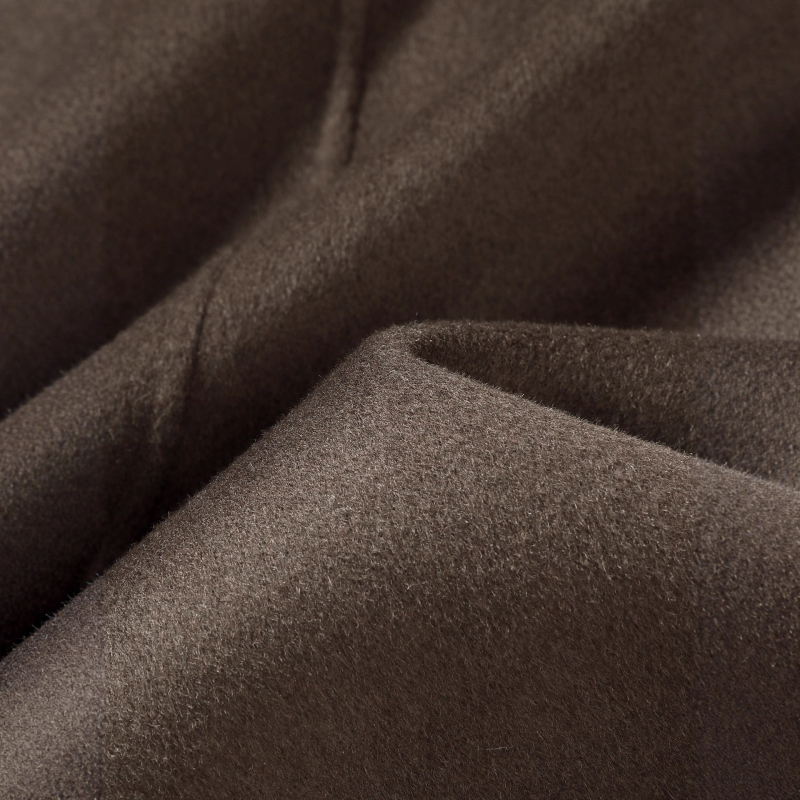 Gyapjúból készült középméretű kabát tollal bélelt belsővel, lazított szabású, egysoros gombolás, tél 2025