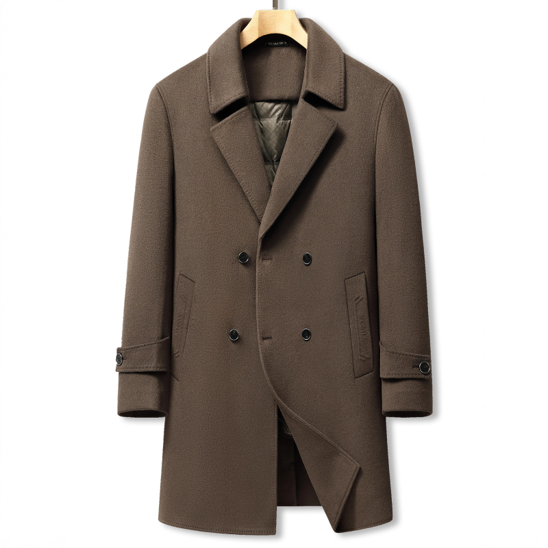 Gyapjúból készült középméretű kabát tollal bélelt belsővel, lazított szabású, egysoros gombolás, tél 2025