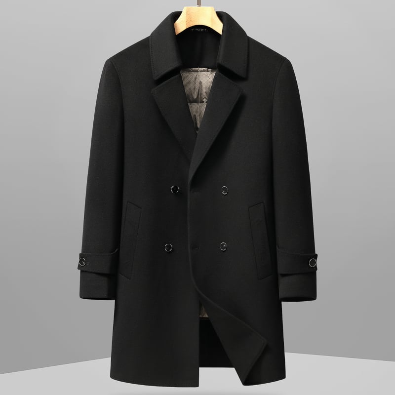 Gyapjúból készült középméretű kabát tollal bélelt belsővel, lazított szabású, egysoros gombolás, tél 2025