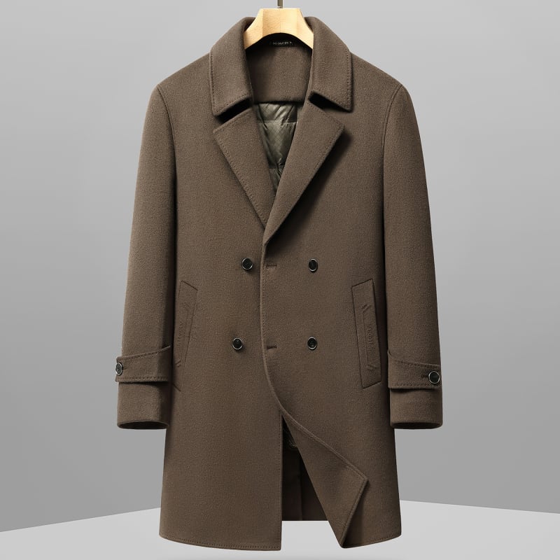 Gyapjúból készült középméretű kabát tollal bélelt belsővel, lazított szabású, egysoros gombolás, tél 2025