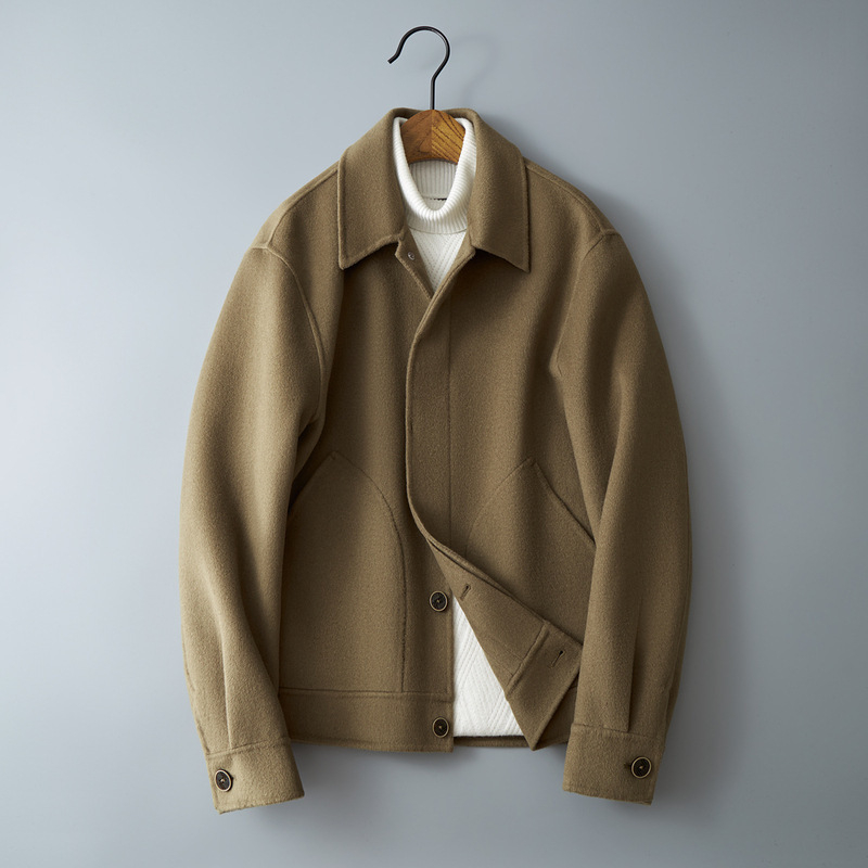 Koreai stílusú gyapjúkabát, kétoldalas, egygombos zárás, kosztüm jellegű gallér, patch zsebek