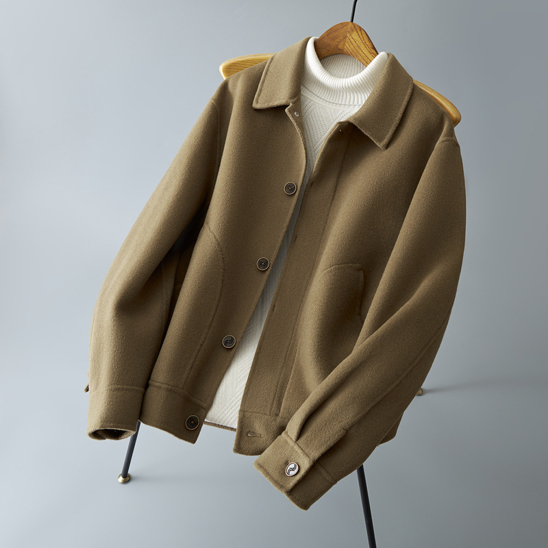 Koreai stílusú gyapjúkabát, kétoldalas, egygombos zárás, kosztüm jellegű gallér, patch zsebek