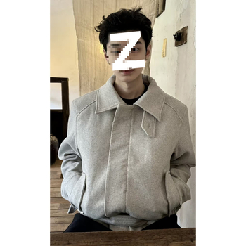 Dzseki kapucnival, elöl cipzár, álló gallér, laza szabású, nyúl szőrszálával