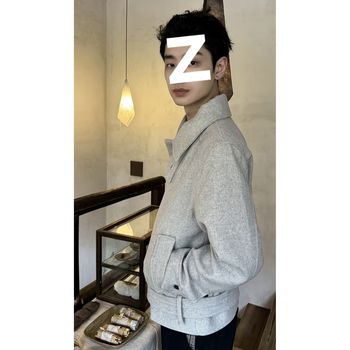 Dzseki kapucnival, elöl cipzár, álló gallér, laza szabású, nyúl szőrszálával