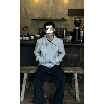 Dzseki kapucnival, elöl cipzár, álló gallér, laza szabású, nyúl szőrszálával