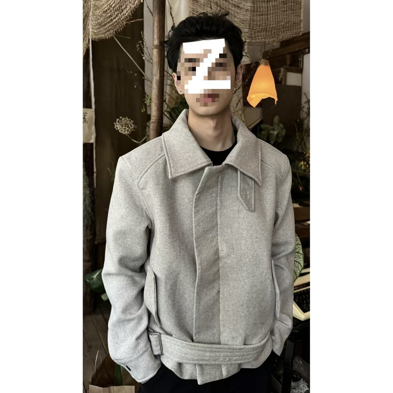 Dzseki kapucnival, elöl cipzár, álló gallér, laza szabású, nyúl szőrszálával