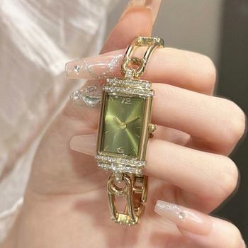 Dámske quartz hodinky s obdĺžnikovým ciferníkom, puzdro z nerezovej ocele, kovový remienok, vodotesnosť 30 m