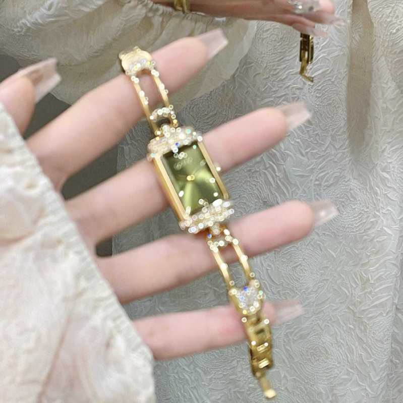 Dámske quartz hodinky s obdĺžnikovým ciferníkom, puzdro z nerezovej ocele, kovový remienok, vodotesnosť 30 m