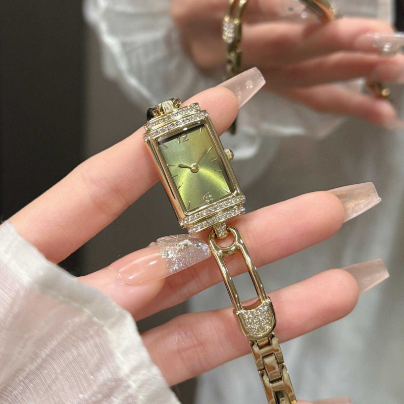 Dámske quartz hodinky s obdĺžnikovým ciferníkom, puzdro z nerezovej ocele, kovový remienok, vodotesnosť 30 m