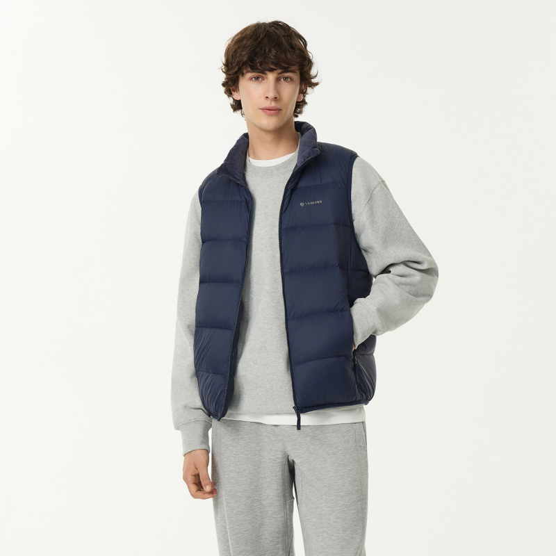 Vīriešu vieglā pūkaina veste ar īsu stāvošu apkakli, plāns neilons, pelēkas pīļu pūkas 86–90%, 52–78 g