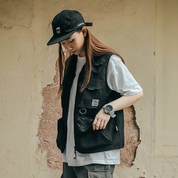 Pamuk prsluk, sportski stil, uski kroj, dvostruko kopčanje, prugasti uzorak