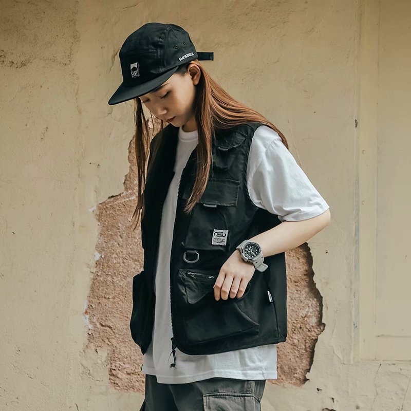 Pamuk prsluk, sportski stil, uski kroj, dvostruko kopčanje, prugasti uzorak