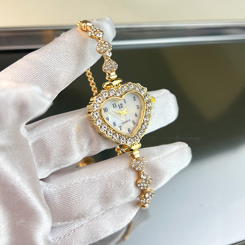 Ženski sat s cifrom u obliku srca, kvarcni pogon, analogni prikaz, kućište od legure, narukvica od legure