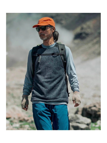 Vyrų lauko bėgimo liemenė su fliso pamušalu, siauras kirpimas, priekinis užsegimas vienos eilės mygtukais, be gobtuvo, pagrindinis audinys poliester 95%.