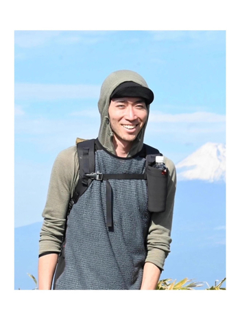 Vyrų lauko bėgimo liemenė su fliso pamušalu, siauras kirpimas, priekinis užsegimas vienos eilės mygtukais, be gobtuvo, pagrindinis audinys poliester 95%.