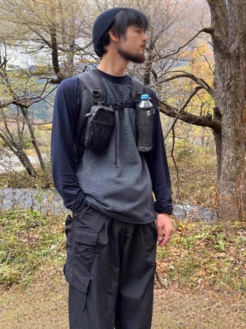 Vyrų lauko bėgimo liemenė su fliso pamušalu, siauras kirpimas, priekinis užsegimas vienos eilės mygtukais, be gobtuvo, pagrindinis audinys poliester 95%.