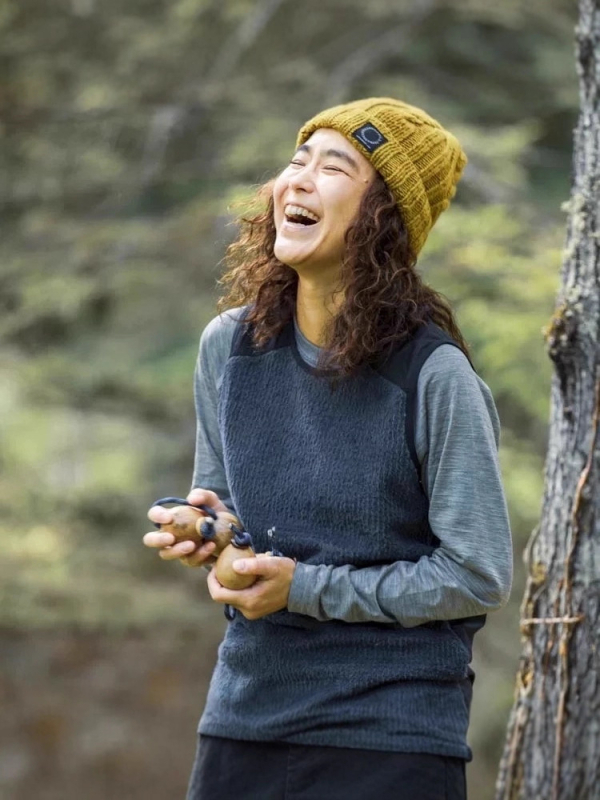 Vyrų lauko bėgimo liemenė su fliso pamušalu, siauras kirpimas, priekinis užsegimas vienos eilės mygtukais, be gobtuvo, pagrindinis audinys poliester 95%.