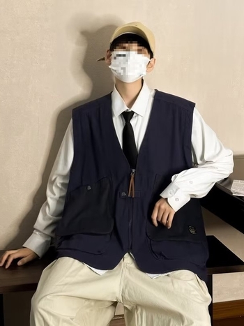 Vyriška liemenė japonų stiliaus su patch kišenėmis, V kaklo, laisvas kirpimas, be rankovių