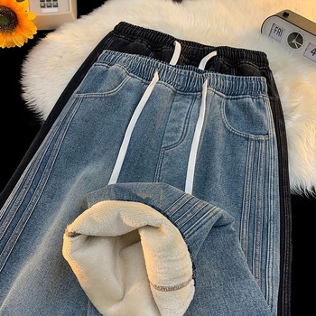 Vyriniai džinsai su fliso pamušalu, elastinė juosta ir raišteliai, laisvo silueto pločio kirpimas, vidutinio liemens aukštis, stora flisa