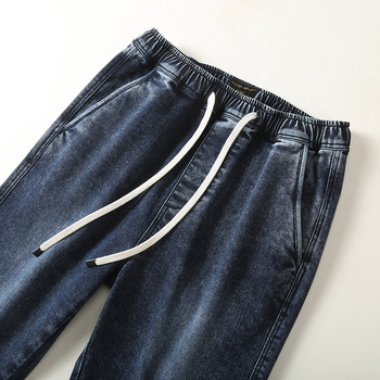 Traperice - Visoko elastični denim, ravne kroje (srednji pojas, zatvaranje sa špagom, 75% pamuka)