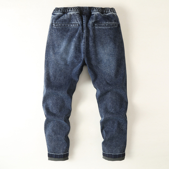 Traperice - Visoko elastični denim, ravne kroje (srednji pojas, zatvaranje sa špagom, 75% pamuka)
