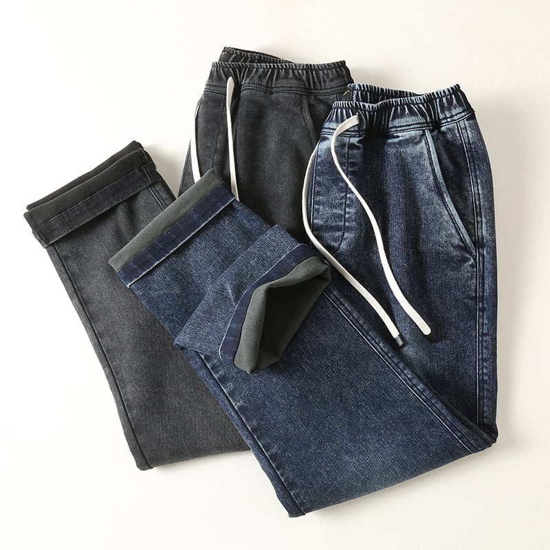 Traperice - Visoko elastični denim, ravne kroje (srednji pojas, zatvaranje sa špagom, 75% pamuka)