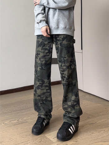 Kamuflázzal mintás cargo farmernadrág, laza szabású, pamut-denim, középmagasságú derék, egyenes szár, cipzáras zárás