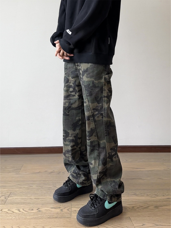 Kamuflázzal mintás cargo farmernadrág, laza szabású, pamut-denim, középmagasságú derék, egyenes szár, cipzáras zárás