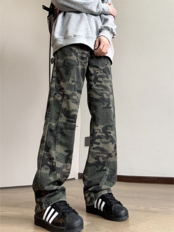 Kamuflázzal mintás cargo farmernadrág, laza szabású, pamut-denim, középmagasságú derék, egyenes szár, cipzáras zárás