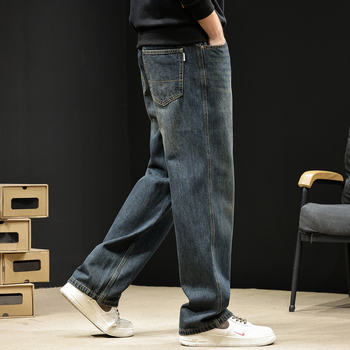 Férfi egyenes szárú farmer, amerikai retro stílusban; anyag: 87,3% pamut, 7,2% poliészter, 5,5% viszkóz; zipzár; középmagas derekú; téli 2025.