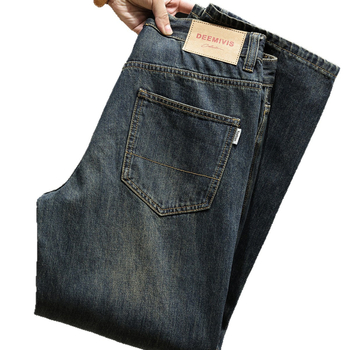 Férfi egyenes szárú farmer, amerikai retro stílusban; anyag: 87,3% pamut, 7,2% poliészter, 5,5% viszkóz; zipzár; középmagas derekú; téli 2025.