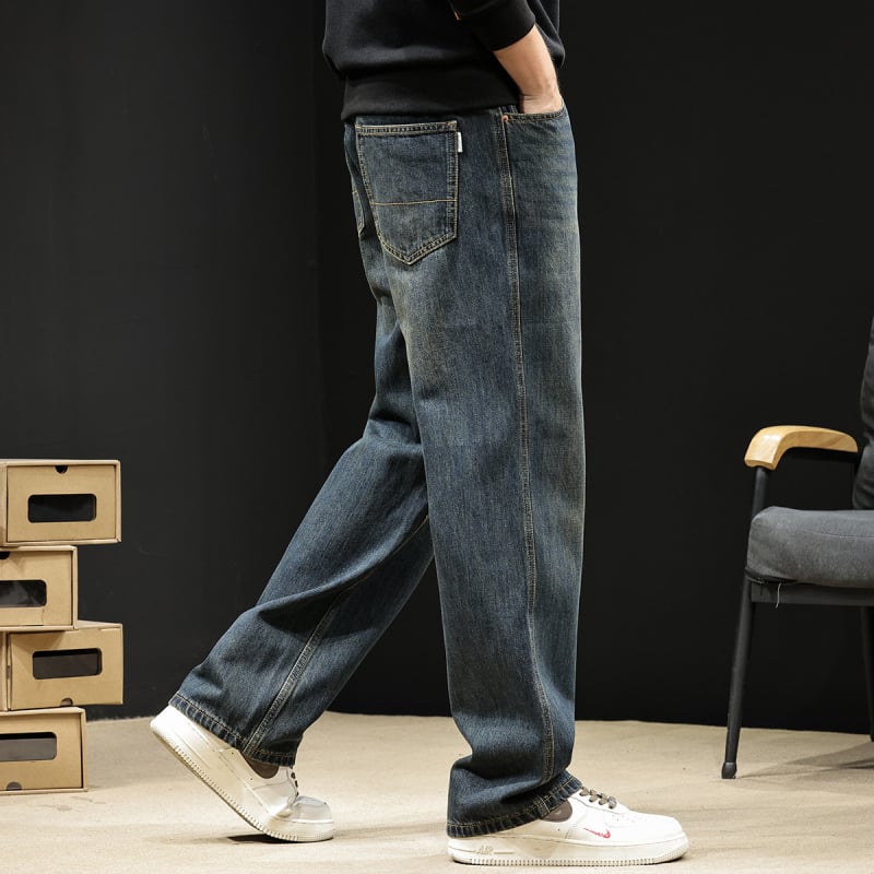 Férfi egyenes szárú farmer, amerikai retro stílusban; anyag: 87,3% pamut, 7,2% poliészter, 5,5% viszkóz; zipzár; középmagas derekú; téli 2025.