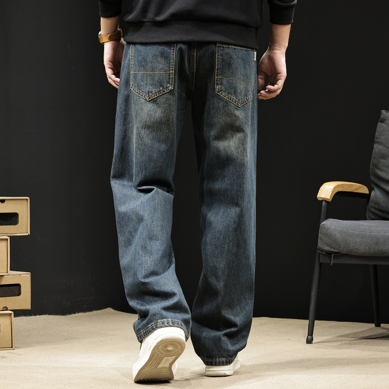Férfi egyenes szárú farmer, amerikai retro stílusban; anyag: 87,3% pamut, 7,2% poliészter, 5,5% viszkóz; zipzár; középmagas derekú; téli 2025.