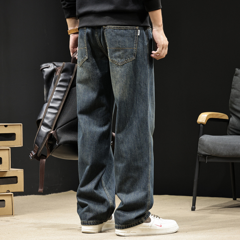 Férfi egyenes szárú farmer, amerikai retro stílusban; anyag: 87,3% pamut, 7,2% poliészter, 5,5% viszkóz; zipzár; középmagas derekú; téli 2025.