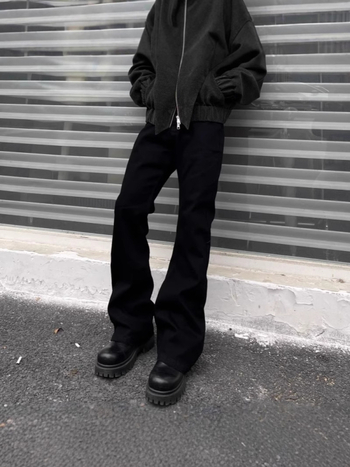 Férfi denim nadrág: enyhén kiszélesedő és egyenes szabású, középmagasságú derék, cipzár, mosott denim, 80% pamut