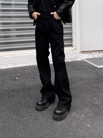 Férfi denim nadrág: enyhén kiszélesedő és egyenes szabású, középmagasságú derék, cipzár, mosott denim, 80% pamut