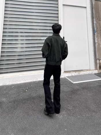 Férfi denim nadrág: enyhén kiszélesedő és egyenes szabású, középmagasságú derék, cipzár, mosott denim, 80% pamut