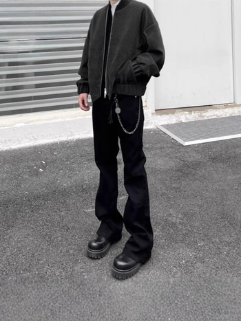 Férfi denim nadrág: enyhén kiszélesedő és egyenes szabású, középmagasságú derék, cipzár, mosott denim, 80% pamut