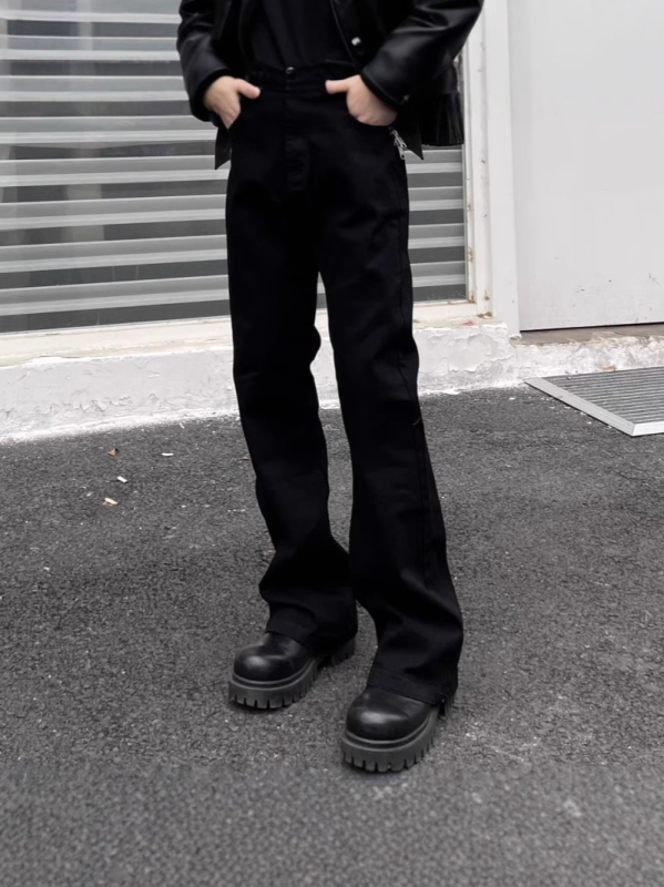 Férfi denim nadrág: enyhén kiszélesedő és egyenes szabású, középmagasságú derék, cipzár, mosott denim, 80% pamut