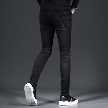 Férfi farmernadrág hímzéssel és fleece béléssel, karcsú szabású, középmagas derekú, 85% pamut