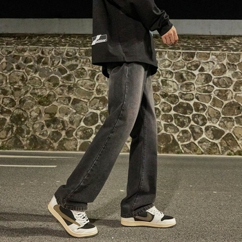 Fleece-béléssel ellátott farmernadrág, kissé bővülő szárú, középmagas derekú, zipzáras zárás, poliészter anyag